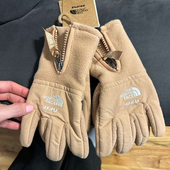 The North Face Tan Fleece Gloves - Picture 2 of 4